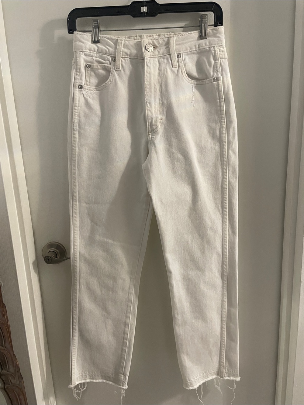 Amo sz 25 x 27 Chloe Crop White Sand Cotton Blend Distressed Fray Raw Hem Jeans
